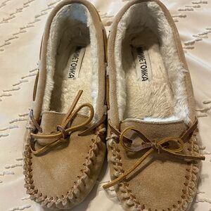 Minnetonka Women's Cozy Tan Moccasins